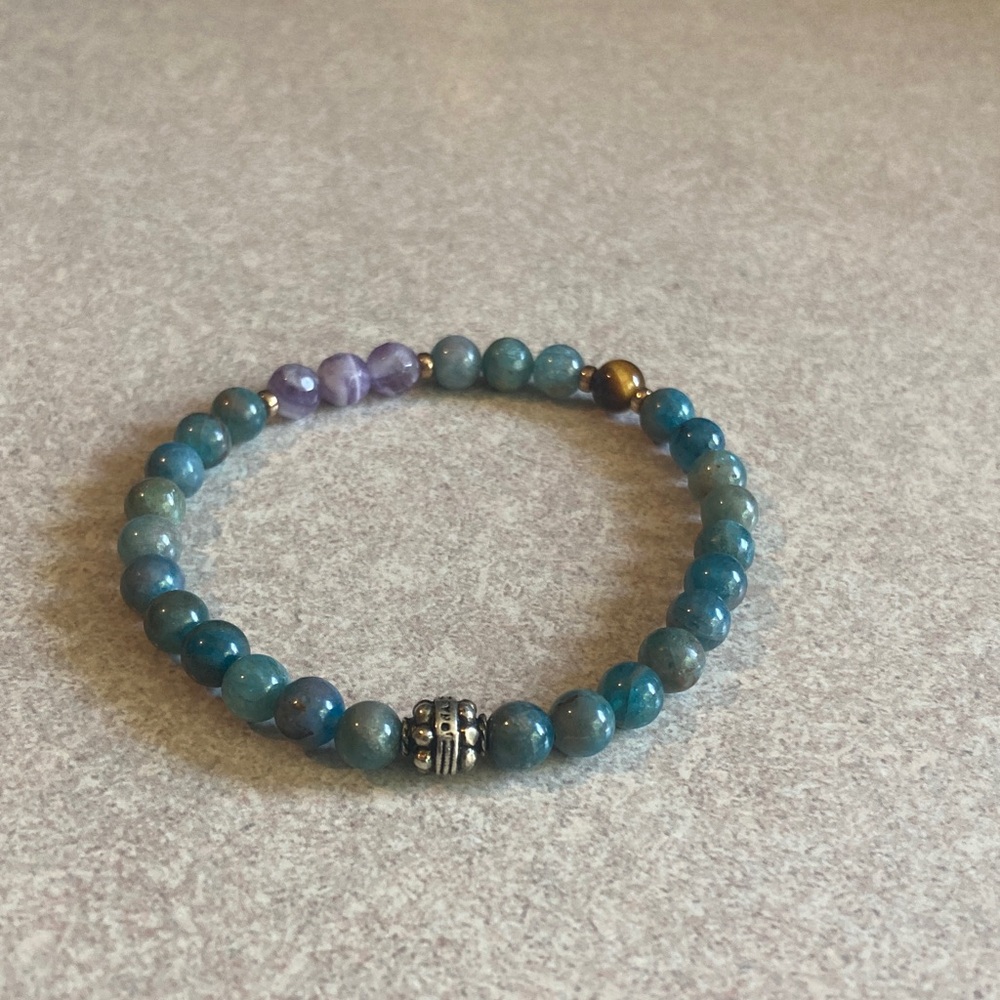 Hide Away Blue Apatite: Stylish Beaded Bracelet in Blue and Purple